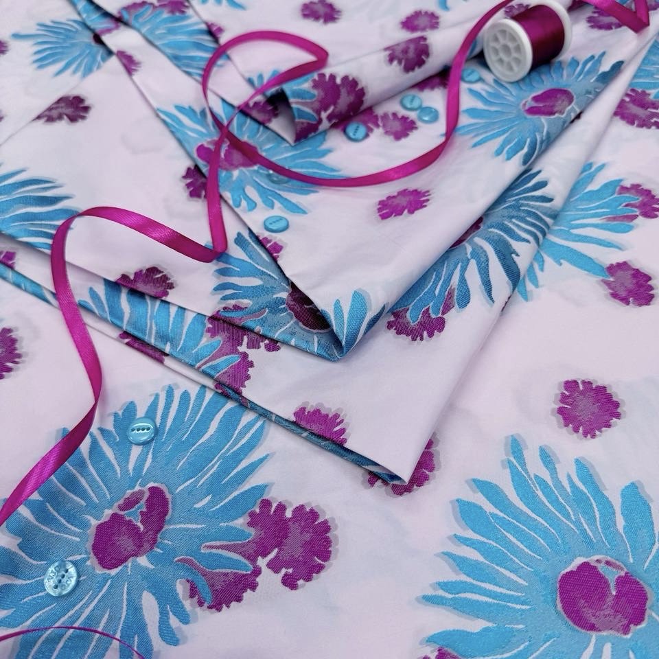 Ткань плательная розовая с цветами шир 150 синт волокно