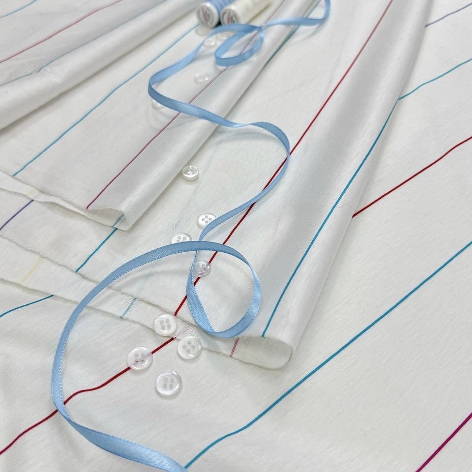 Трикотаж белый с тонкими красными, синими и желтыми полосочками ш.140см