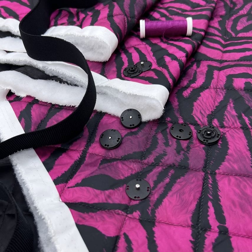 Курточная стежка,зебра на малиновом