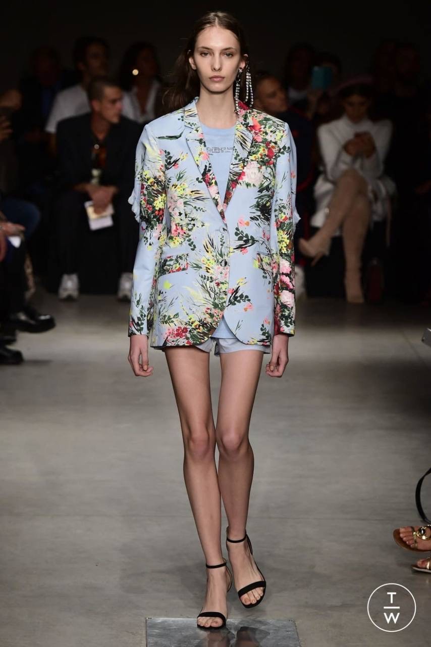 Костюмная Valentino