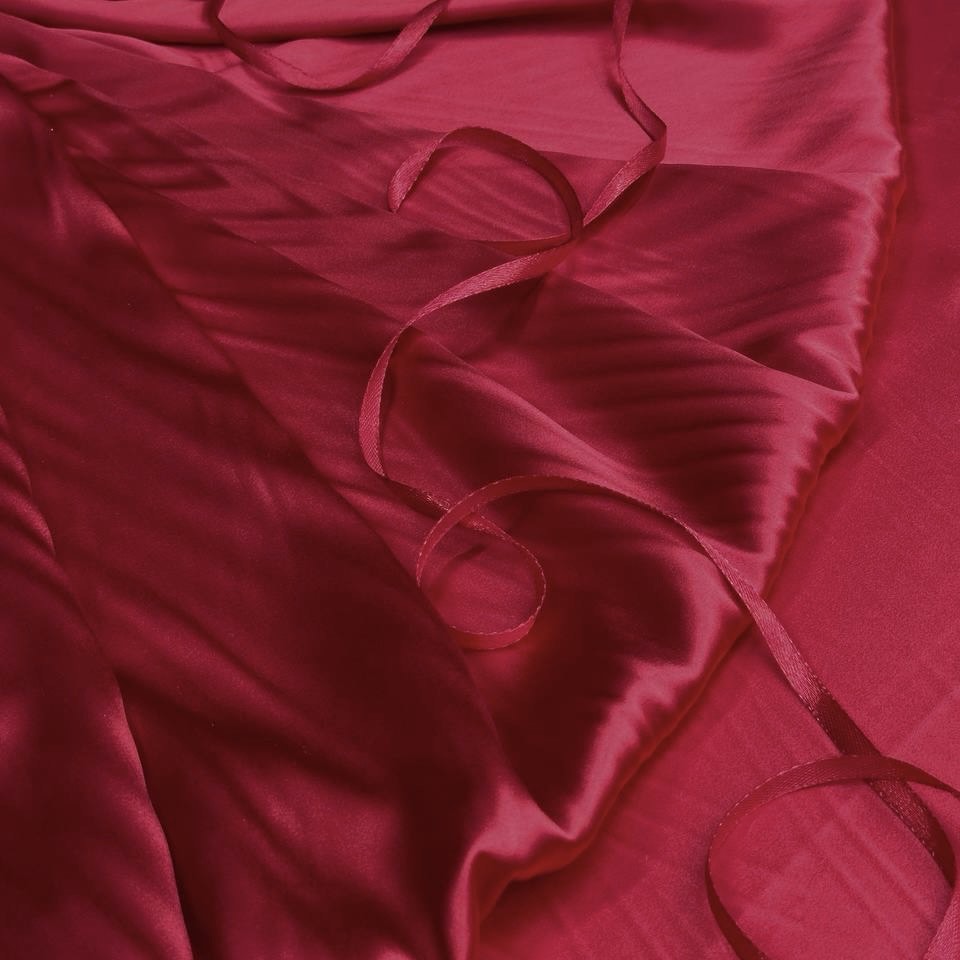 плательная красного цвета